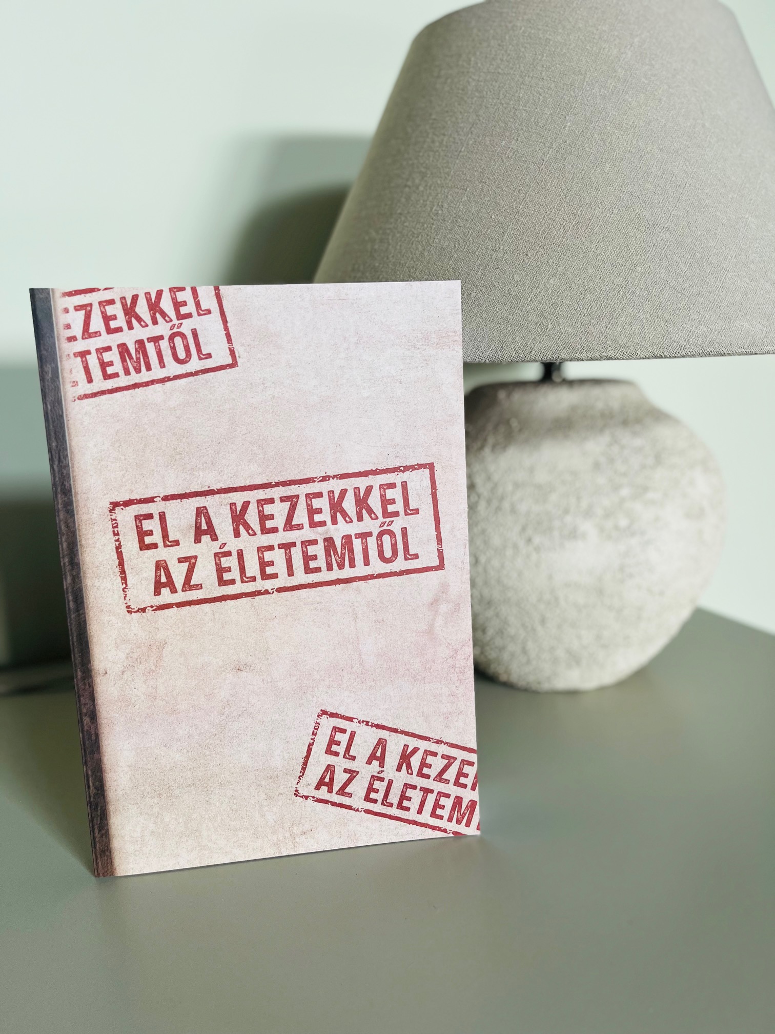 El a kezekkel az életemtől!